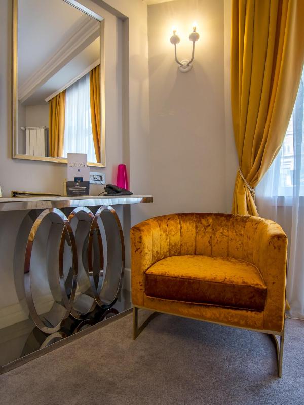 Deluxe Twin Room image 2