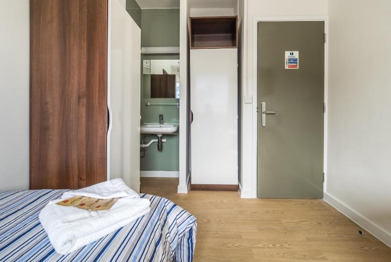 Standard Single Room with Shared Bathroom image 2