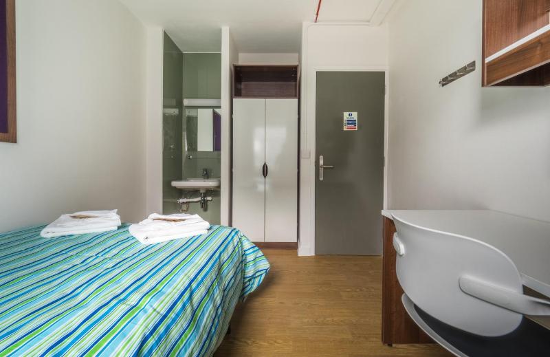 Standard Double Room with Shared Bathroom image 2