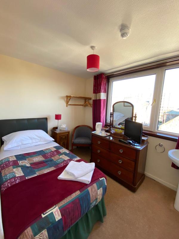 Single Room with Shared Shower and Toilet image 4