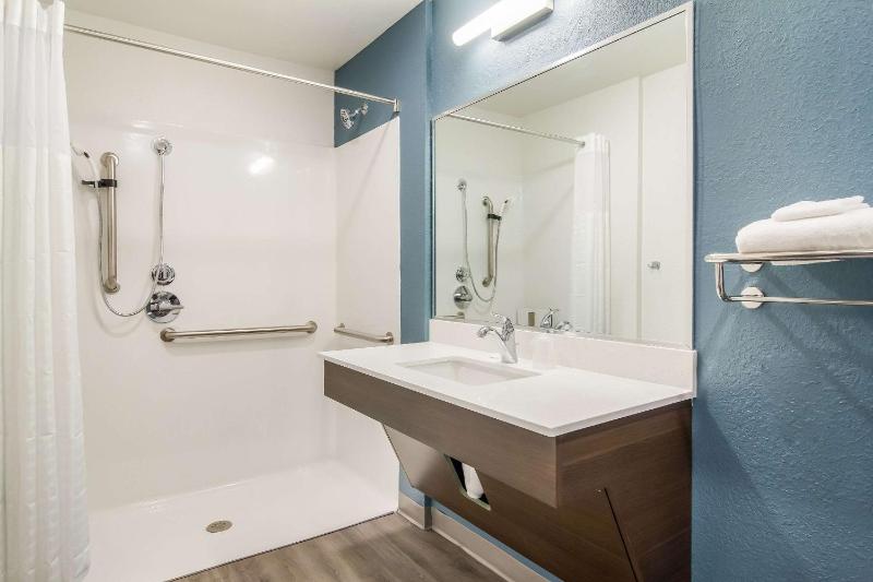QUEEN SUITE W DISHWASHER (DISHES/COOKWARE INCLUDED) ACCESSIBLE ROLL IN SHOWER image 2