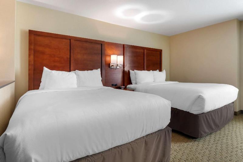 Queen Suite with Two Queen Beds and Sofabed - Non Smoking image 4