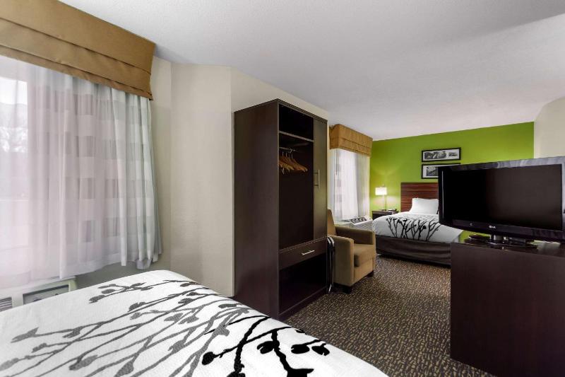 Queen Room with Two Queen Beds - Non-Smoking image 1