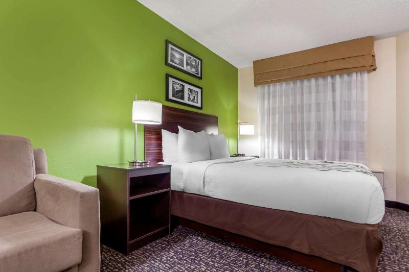 Queen Suite with Two Queen Beds - Non Smoking image 1