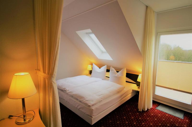 Superior Double Room with Balcony image 3