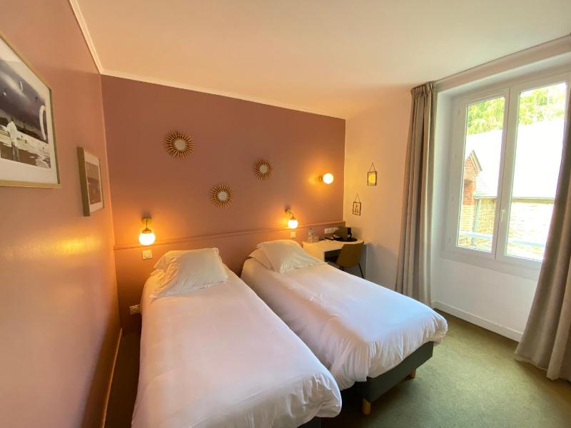 Twin Room image 3