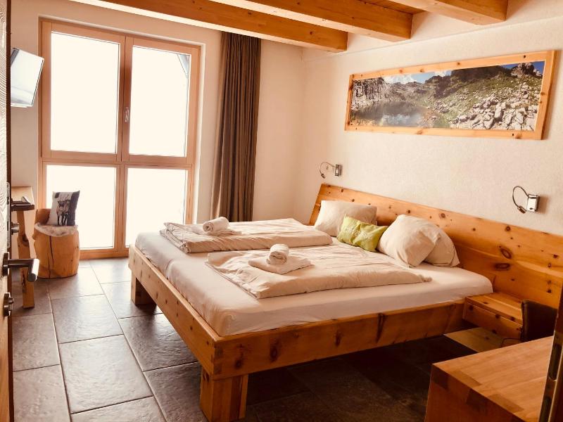 Deluxe Double Room with Shower image 4