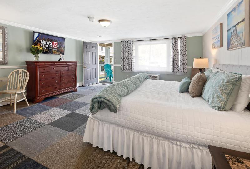 Standard King Room image 3