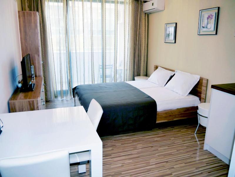 Deluxe Double Room with Side Sea View image 2