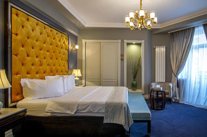 Deluxe King Room image 4