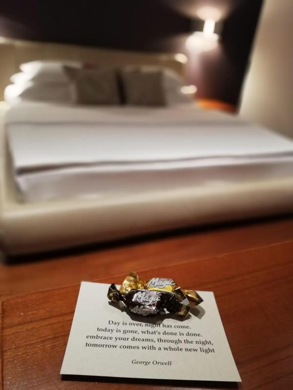 Deluxe Single Room with Balcony image 4