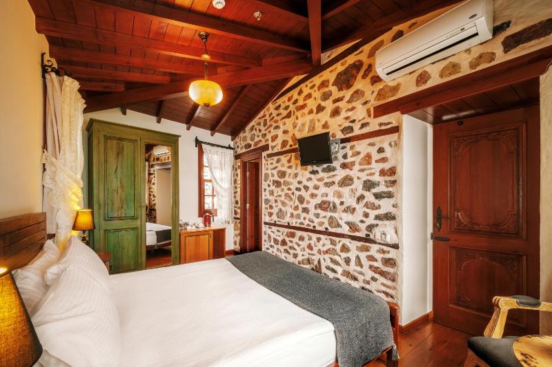 Standard Double Room with Sea View image 3