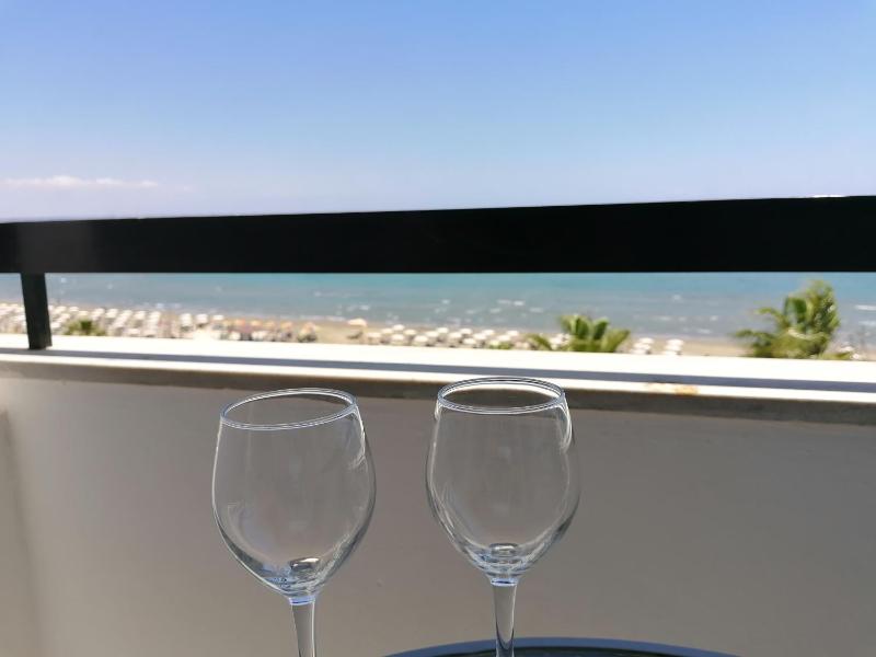 Sunorama Waterfront Apartment - image 13