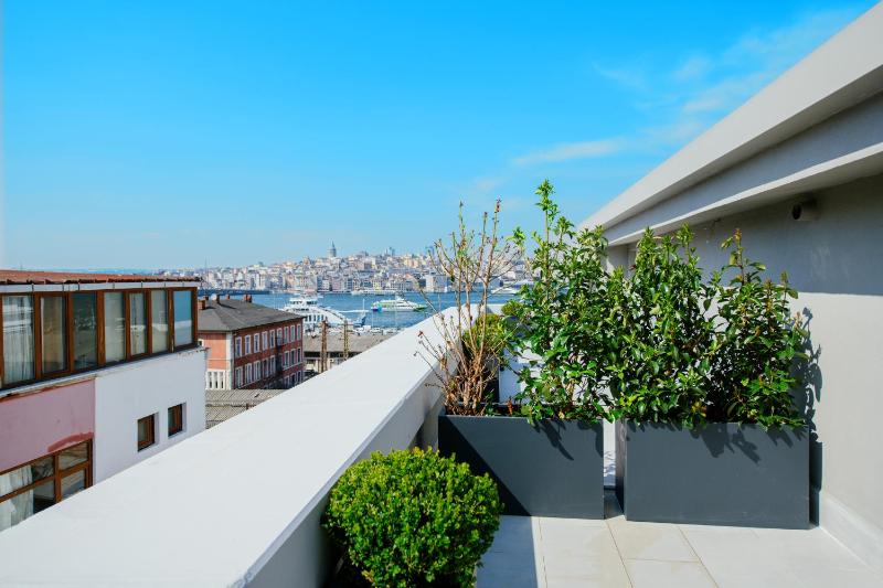 Double Room with Balcony and Sea View image 3