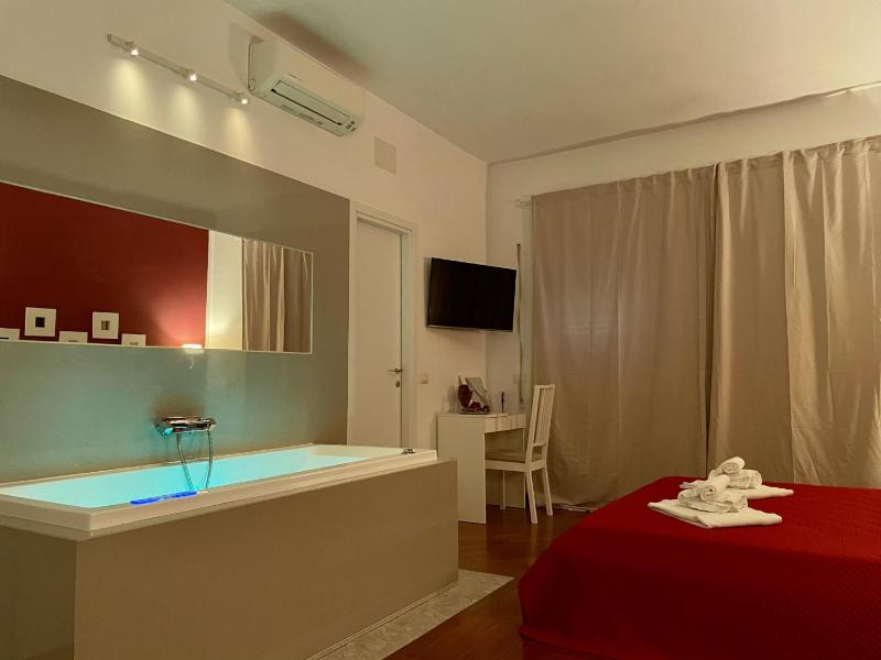 Queen Room with Spa Bath image 2