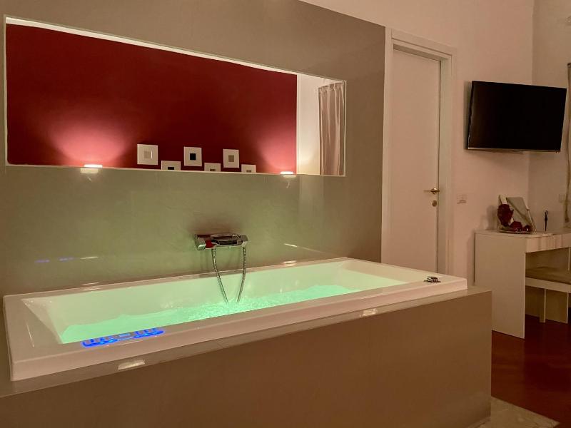 Queen Room with Spa Bath image 4