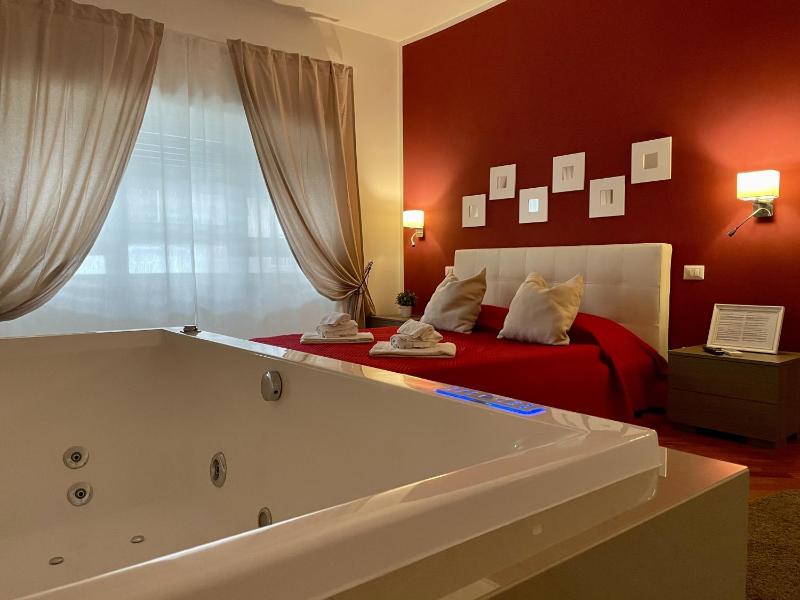 Queen Room with Spa Bath image 3