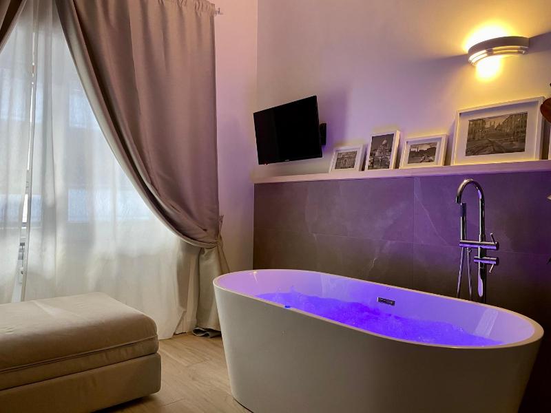 Double Room with Spa Bath image 4