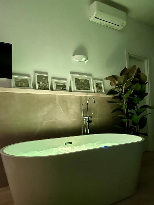 Double Room with Spa Bath image 3