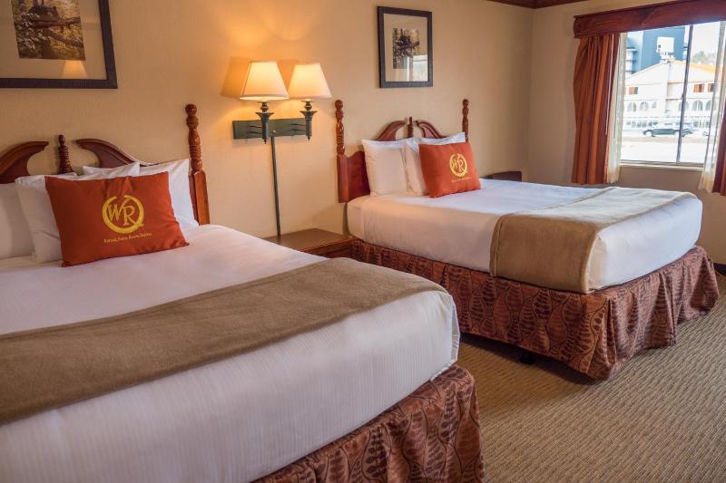 Double Queen Guestroom image 3