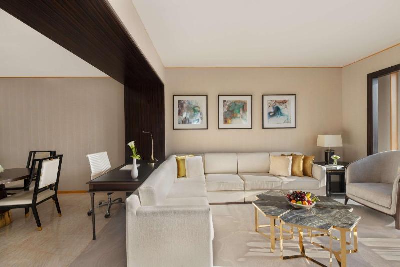 One-Bedroom Club Suite with Lounge Access image 1