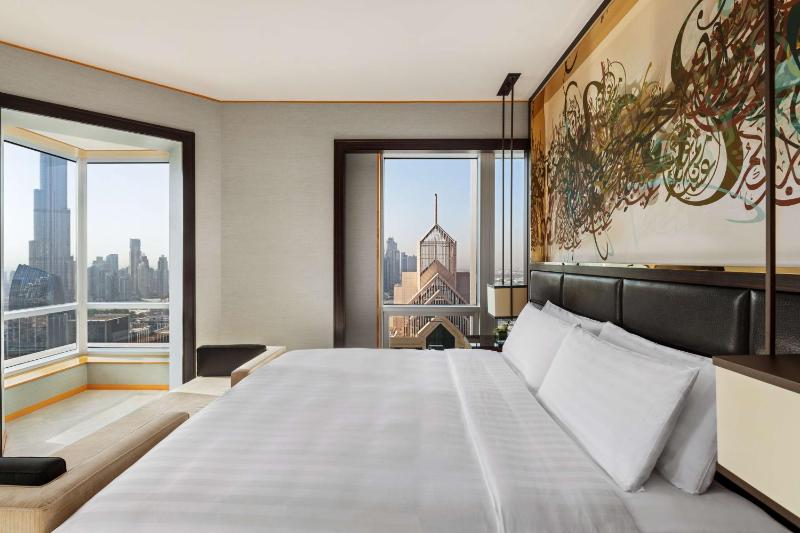 One-Bedroom Club Suite with Lounge Access image 2