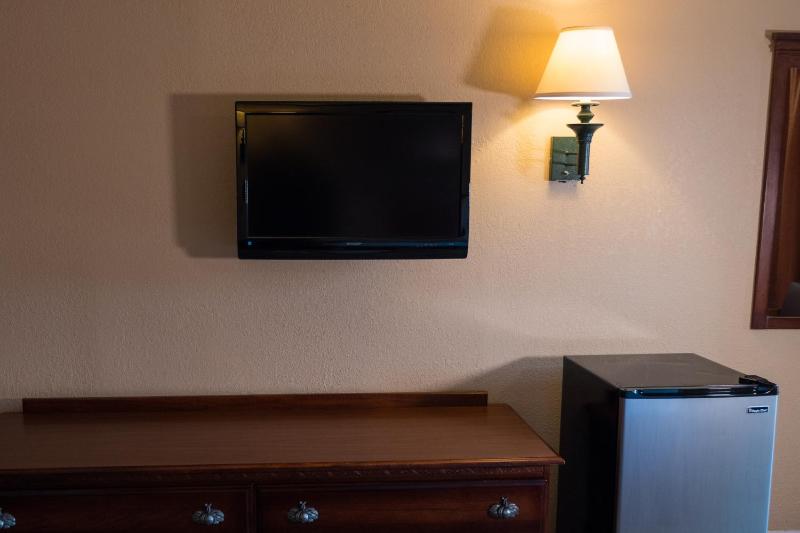 Double Queen Poolside Guestroom image 4