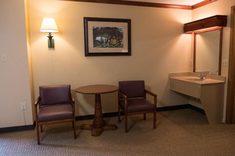 Queen Poolside Guestroom image 3