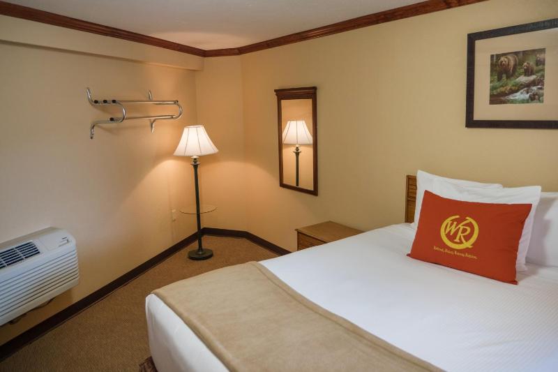 Queen Poolside Guestroom image 2