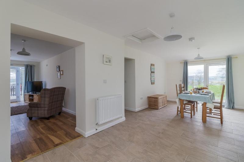 Two-Bedroom Holiday Cottage image 4