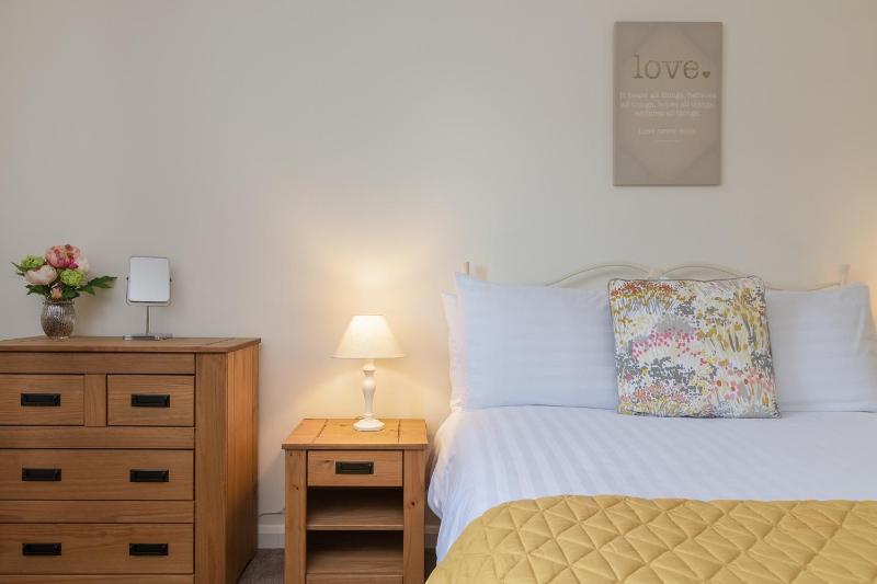 Two-Bedroom Holiday Cottage image 3