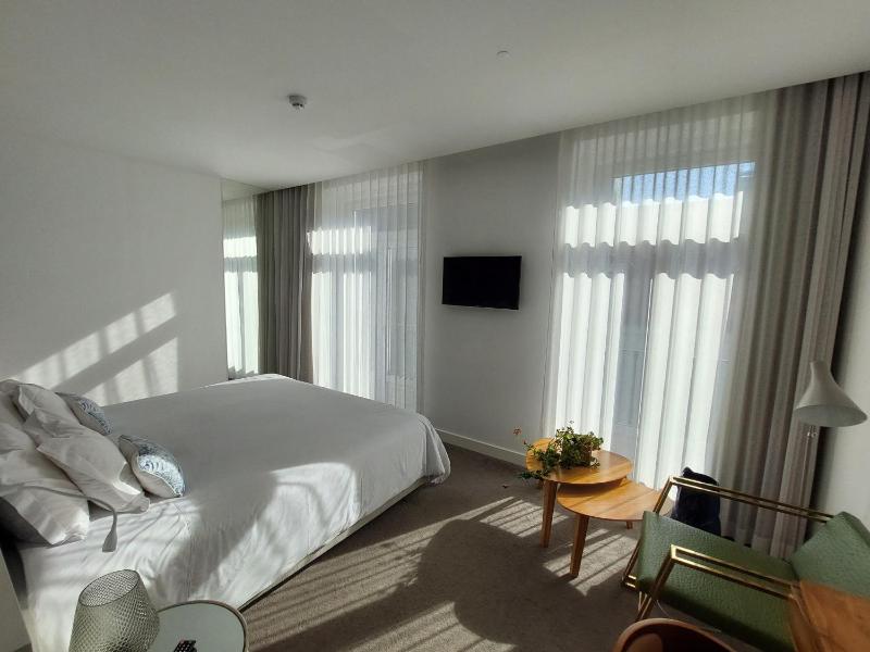 Deluxe Double or Twin Room with Balcony image 4