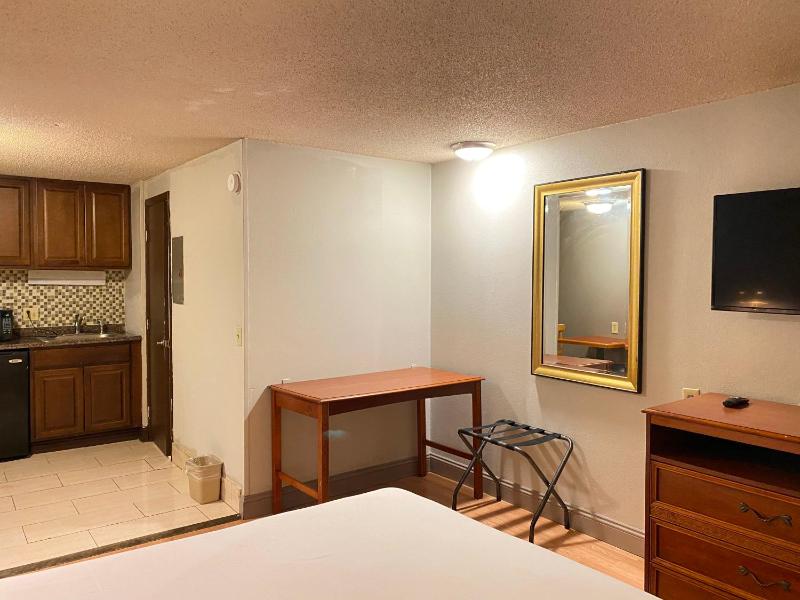 Deluxe King Room - Smoking image 4