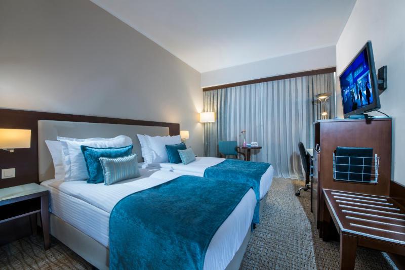 Superior Room with Balcony and City View image 4