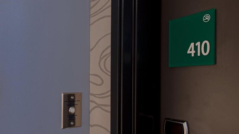 King Room - Hearing Accessible - Non-Smoking image 2