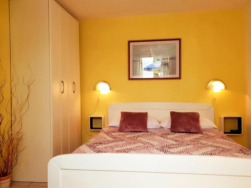 One-Bedroom Apartment with Terrace and Sea View image 3