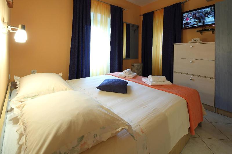One-Bedroom Apartment image 4