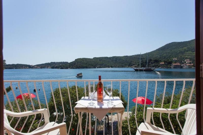 Double Room with Sea View image 1