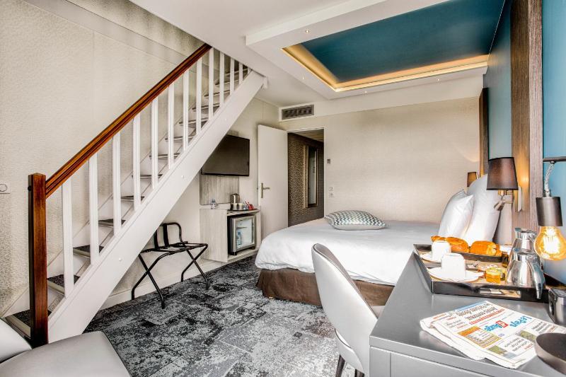 Duplex Superior Room with One Double Bed and Three Single Beds with Spa Access image 3