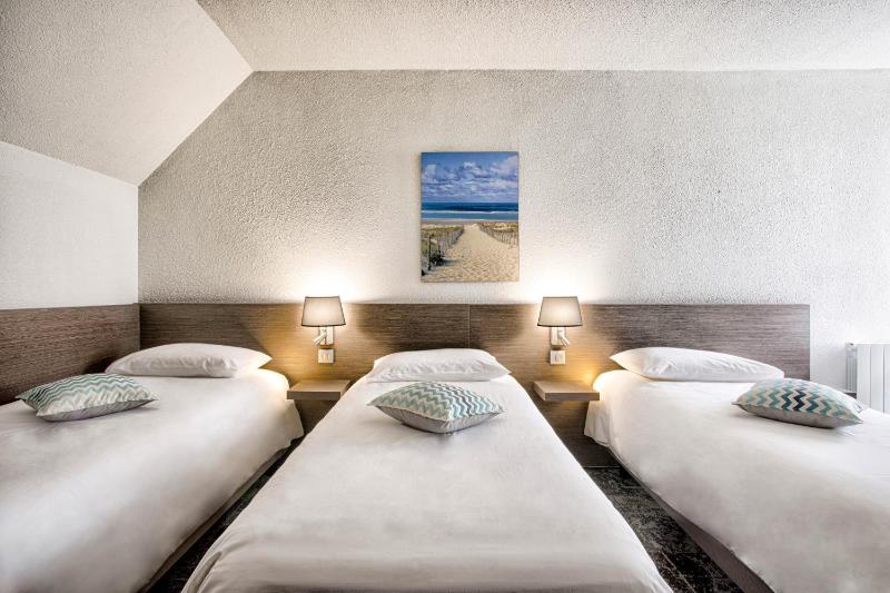 Duplex Superior Room with One Double Bed and Three Single Beds with Spa Access image 2