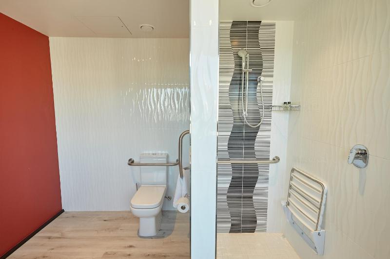 Queen Room - Disability Access image 3