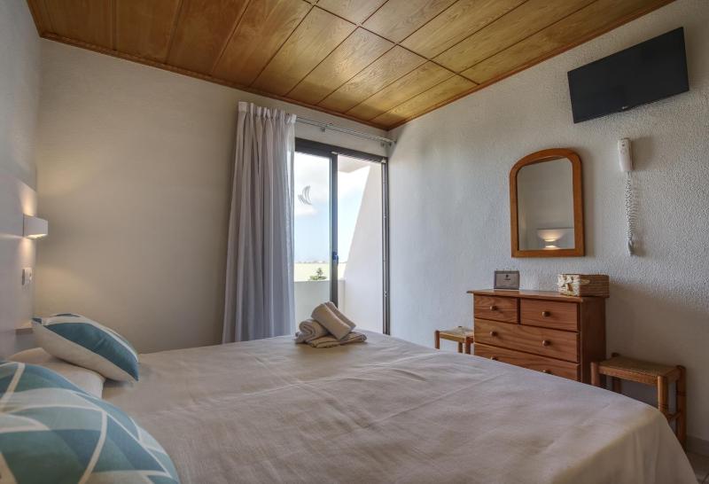 Standard Twin Room image 3