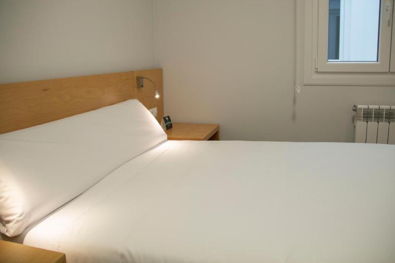 Budget Double Room image 4