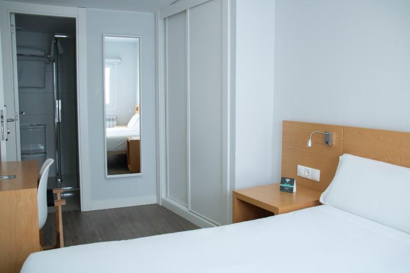 Budget Double Room image 3