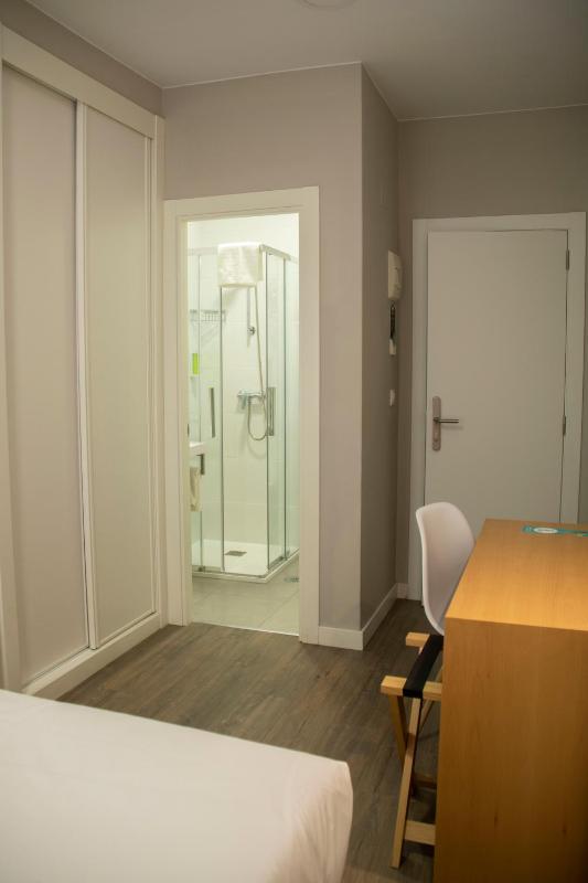 Standard Double or Twin Room image 3