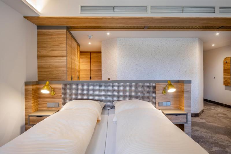 Deluxe Double Room with Balcony image 2