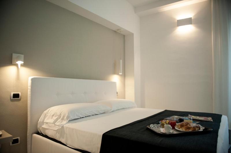 Classic Double Room with Sea View image 2