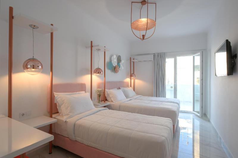 Triple Room with City View image 3