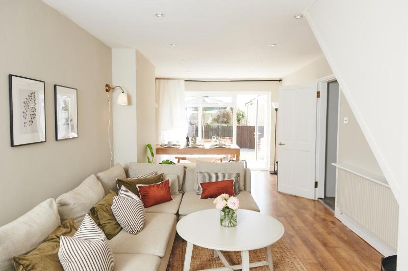 Ser Ar Y Bryn- Lovely family home with garden, walk to the village and beach Images