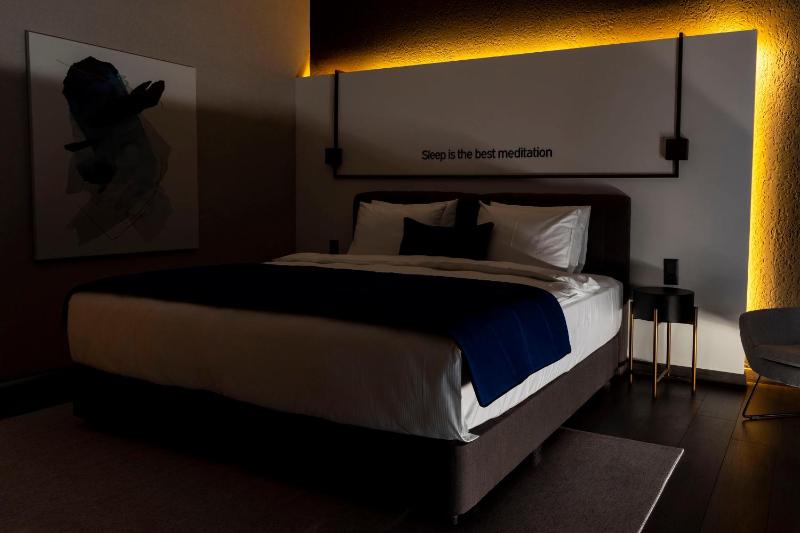 Luxury Double Room with Balcony image 1